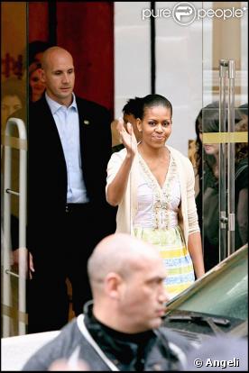 Michelle Obama et ses filles Sasha et Malia faisant du shopping chez Bonpoint à Paris le 7 juin 2009