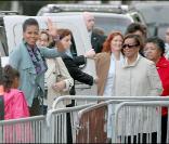 Michelle Obama, sa mère et ses filles Malia et Sasha visitant la tour Eiffel le 5 juin 2009