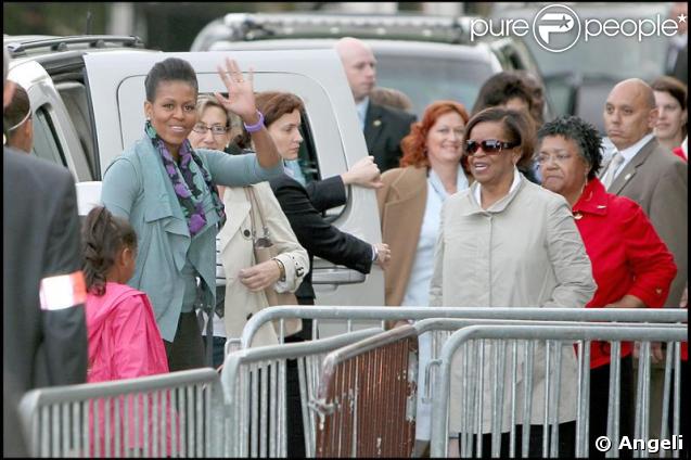 Michelle Obama, sa mère et ses filles Malia et Sasha visitant la tour Eiffel le 5 juin 2009