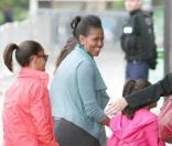 Michelle Obama, sa mère et ses filles Malia et Sasha visitant la tour Eiffel le 5 juin 2009