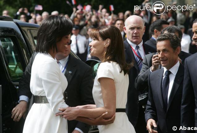 Michelle Obama et Carla Bruni-Sarkozy lors de la commémoration du Débarquement en Normandie le 6 juin 2009