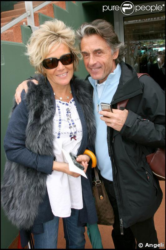 Gérard Holtz très amoureux et sa compagne Marie à Roland-Garros hier  