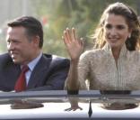 Rania de Jordanie et son roi Abdullah II de Jordanie acclamés par la foule en Jordanie  