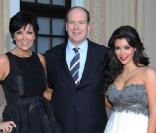 Le Prince Albert II de Monaco, en compagnie de Chris et Kim Kardashian, lors du 49e Festival International de Télévision de Monte-Carlo, à Monaco, le 10 juin 2009 !