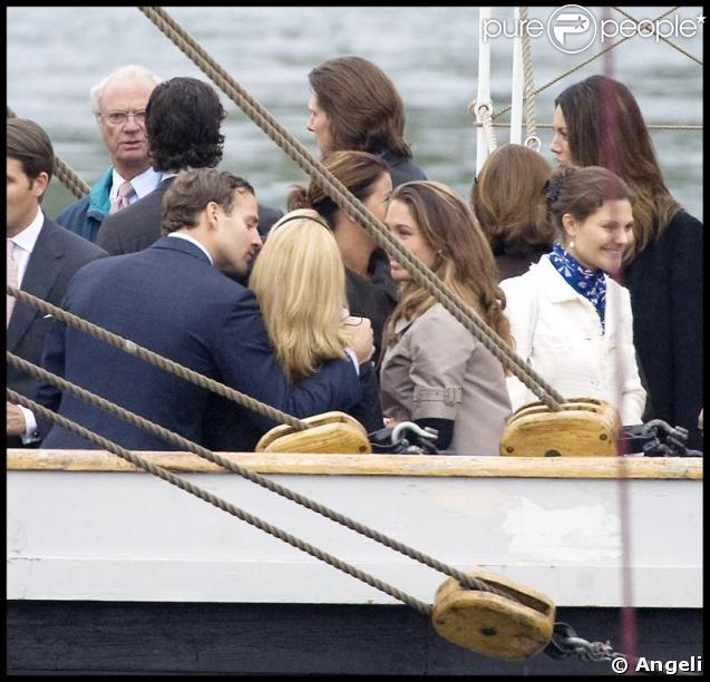 Madeleine de Suède fêtant ses 27 ans sur un bateau dans le port de Stockholm entourée de ses proches et ses amis le 10 juin 2009