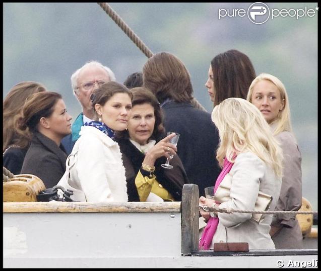 Victoria de Suède et la reine Silvia pour la fête des 27 ans de Madeleine sur un bateau dans le port de Stockholm le 10 juin 12009