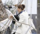 Victoria de Suède se rendant à la fête des 27 ans de Madeleine sur un bateau dans le port de Stockholm le 10 juin 2009