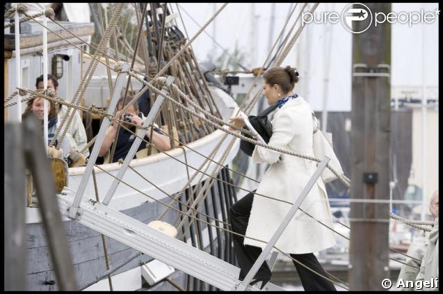 Victoria de Suède se rendant à la fête des 27 ans de Madeleine sur un bateau dans le port de Stockholm le 10 juin 2009