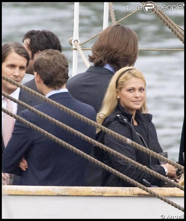 Madeleine de Suède fêtant ses 27 ans sur un bateau dans le port de Stockholm entourée de ses proches et ses amis le 10 juin 2009