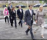 Les convives arrivant pour la fête des 27 ans de Madeleine sur un bateau dans le port de Stockholm entourée de ses proches et ses amis le 10 juin 2009