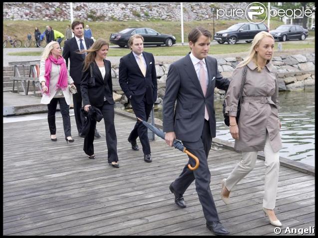 Les convives arrivant pour la fête des 27 ans de Madeleine sur un bateau dans le port de Stockholm entourée de ses proches et ses amis le 10 juin 2009