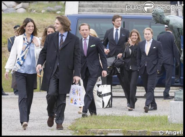 Les convives arrivant pour la fête des 27 ans de Madeleine sur un bateau dans le port de Stockholm entourée de ses proches et ses amis le 10 juin 2009