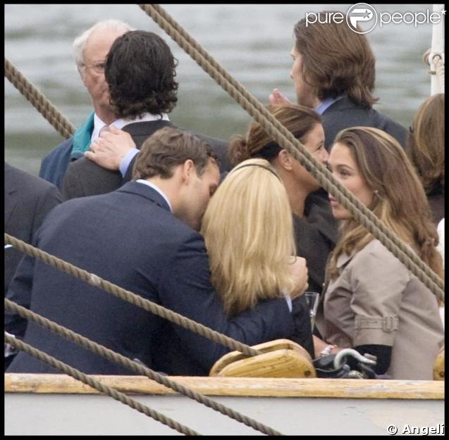 Madeleine de Suède fêtant ses 27 ans sur un bateau dans le port de Stockholm entourée de ses proches et ses amis le 10 juin 2009