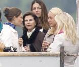 Victoria de Suède et la Reine Silvia pour la fête des 27 ans de Madeleine sur un bateau dans le port de Stockholm  le 10 juin 2009