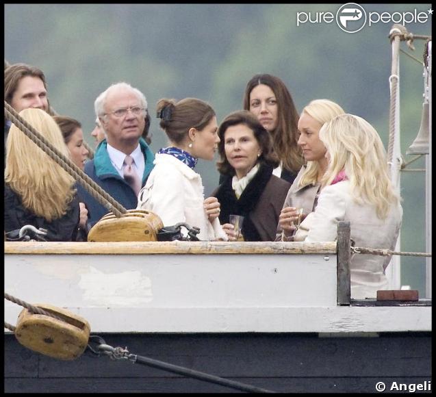 Victoria de Suède et la Reine Silvia pour la fête des 27 ans de Madeleine sur un bateau dans le port de Stockholm  le 10 juin 2009