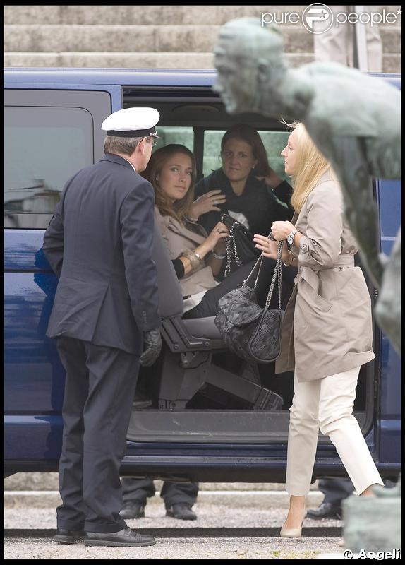 Les convives arrivant pour la fête des 27 ans de Madeleine de Suède sur un bateau dans le port de Stockholm le 10 juin 2009
