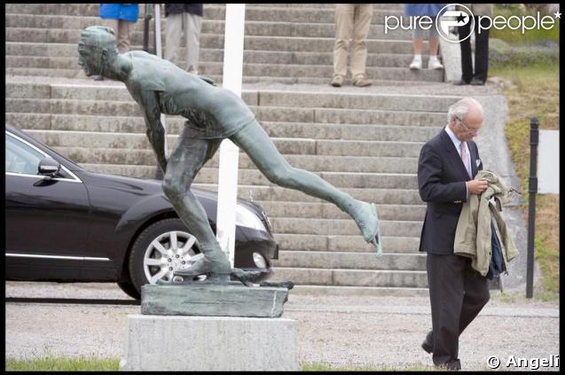 Le roi Carl XVI Gustaf arrivant pour la fête des 27 ans de Madeleine de Suède sur un bateau dans le port de Stockholm le 10 juin 2009