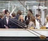 Madeleine de Suède fêtant ses 27 ans sur un bateau dans le port de Stockholm entourée de ses proches et ses amis le 10 juin 2009, ici avec sa soeur Victoria