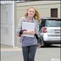 Dakota Fanning, très lookée, ne quitte plus d'une semelle... Kristen Stewart de Twilight !