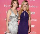 Jodie Foster et Holly Hunter lorsdes Women In Film 2009 Crystal and Lucy Awards à L'hôtel Hyatt Regency Century Plaza de Los Angeles.