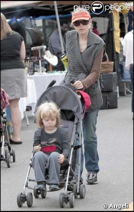 Bridget Fonda et son fils sur le marché fermier de Los Angeles