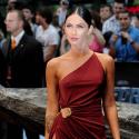 Une robe très fendue et très décolletée... la torride Megan Fox maîtrise l'art de la promotion !