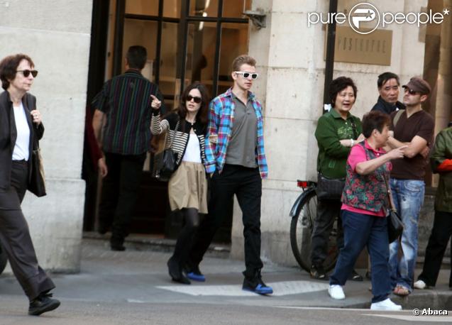 Hayden Christensen et Rachel Bilson en balade à Paris le 29 mai 2009