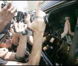 Michael Jackson assailli par des fans à la sortie d'un centre médical à Beverly Hills le 16 juin 2009