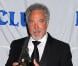 Un Tom Jones toujours super bronzé et une Dionne Warwick des lunettes violettes sur le nez... Deux légendes récompensées !