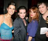 Marie-Amélie Seigner en showcase avec son groupe au ChaCha, à Paris, le 17 juin 2009, à l'initiative de Tracy Francelet (à gauche) 