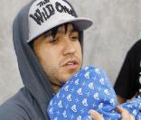 Ashlee Simpson et Pete Wentz font du shopping avec leur petit Bronx à Los angeles le 20 juin 2009