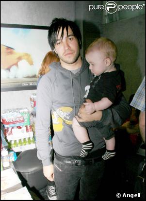Pete Wentz et son fils Bronx Mowgli, à Los Angeles, le 20 juin