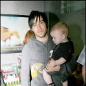 Pendant qu'Ashlee Simpson porte un sac improbable... Pete Wentz porte le bébé ! Trop mignons !