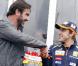 Eric Cantona et Fernando Alonso échangent leurs accessoires : mais l'un fait du S et l'autre du XXL !