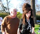 Amy Winehouse et son père Mitch arrivent au centre de désintoxication de Londres