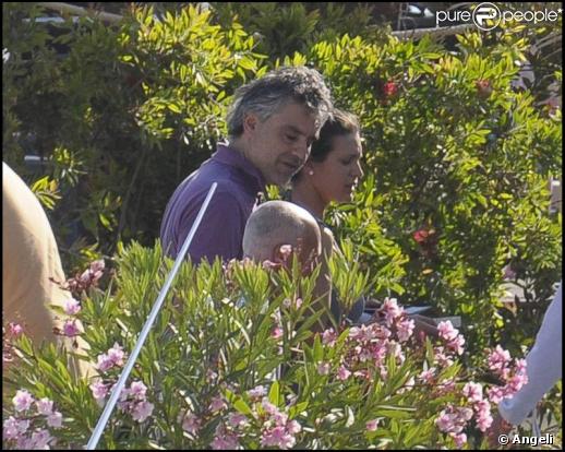 Andrea Bocceli et sa girlfriend Veronica, se détendent en Italie.