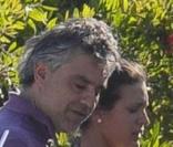 Andrea Bocceli et sa girlfriend Veronica, se détendent en Italie.