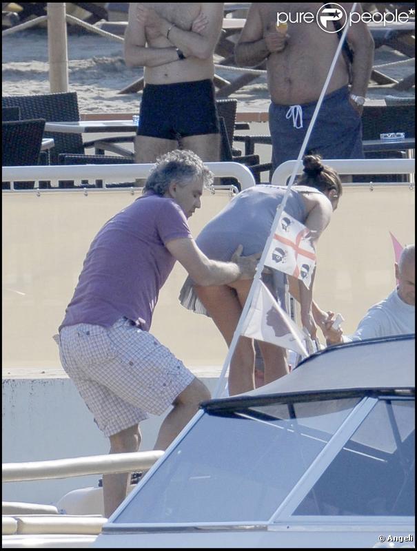 Andrea Bocceli et sa girlfriend Veronica, se détendent en Italie.