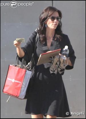 Courteney Cox quitte un studio photo, à Hollywood.