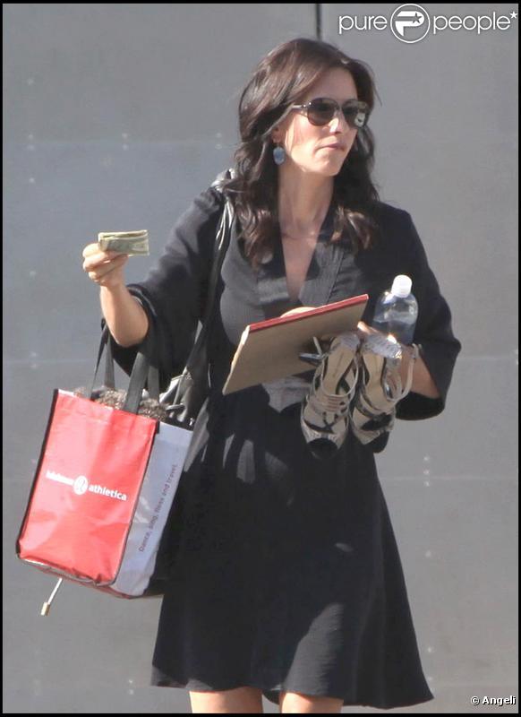 Courteney Cox quitte un studio photo, à Hollywood.