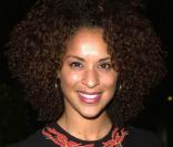 Sa carrière n'ayant jamais réellement décollé, Karyn Parsons tente de faire doucement sa place de l'autre côté de la caméra... dans la production ! 