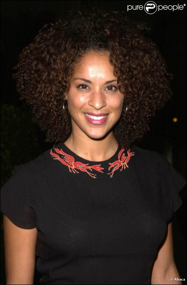 Sa carrière n'ayant jamais réellement décollé, Karyn Parsons tente de faire doucement sa place de l'autre côté de la caméra... dans la production ! 
