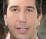 Depuis la disparition de l'inimitable Ross Geller de nos téléviseurs, David Schwimmer n'apparaît que très rarement dans des séries. La différence majeure avec son personnage ? La paléontologie, ce n'est vraiment pas son truc ! 