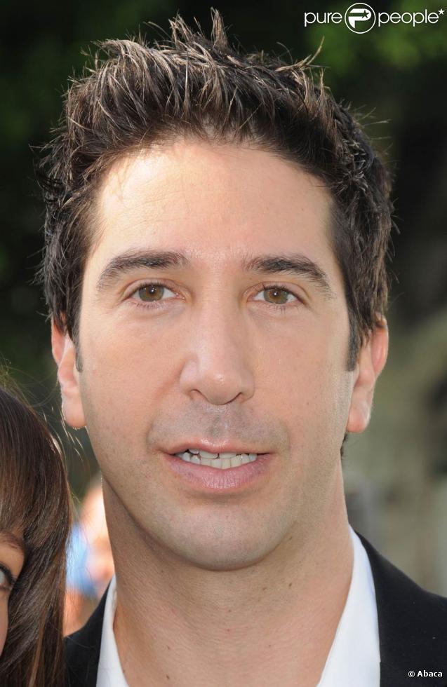Depuis la disparition de l'inimitable Ross Geller de nos téléviseurs, David Schwimmer n'apparaît que très rarement dans des séries. La différence majeure avec son personnage ? La paléontologie, ce n'est vraiment pas son truc ! 