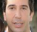 Depuis la disparition de l"inimitable Ross Geller de nos téléviseurs, David Schwimmer n"apparaît que très rarement dans des séries. La différence majeure avec son personnage ? La paléontologie, ce n"est vraiment pas son truc ! 