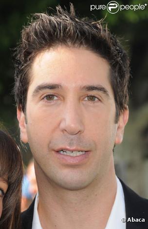 Depuis la disparition de l'inimitable Ross Geller de nos téléviseurs, David Schwimmer n'apparaît que très rarement dans des séries. La différence majeure avec son personnage ? La paléontologie, ce n'est vraiment pas son truc ! 