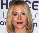 Christina Applegate est tout sauf une blonde écervelée comme Kelly Bundy. Elle s'est fait remarquer au cinéma dans Hôtesse à tout prix ou encore Allumeuses. Après avoir vaincu un cancer du sein, elle a eu sa propre série : Samantha Who. 