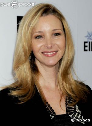 Phoebe Buffay est la plus déjantée des Friends. Dans son genre, Lisa Kudrow n'est pas mal non plus. Aujourd'hui, elle apparaît au cinéma : Mafia Blues, Ps : I Love U... Mais, nous, ce qu'on préfère c'est quand elle chante Smelly Cat !