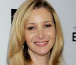 Phoebe Buffay est la plus déjantée des Friends. Dans son genre, Lisa Kudrow n'est pas mal non plus. Aujourd'hui, elle apparaît au cinéma : Mafia Blues, Ps : I Love U... Mais, nous, ce qu'on préfère c'est quand elle chante Smelly Cat ! 