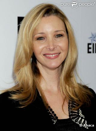 Phoebe Buffay est la plus déjantée des Friends. Dans son genre, Lisa Kudrow n'est pas mal non plus. Aujourd'hui, elle apparaît au cinéma : Mafia Blues, Ps : I Love U... Mais, nous, ce qu'on préfère c'est quand elle chante Smelly Cat ! 